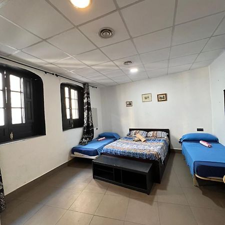 Hostal Milan Alicante Zewnętrze zdjęcie A room at the hostel