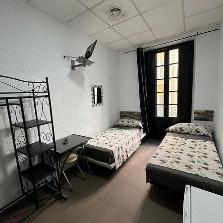 Hostal Milan Alicante Zewnętrze zdjęcie A typical hostel room in Spain