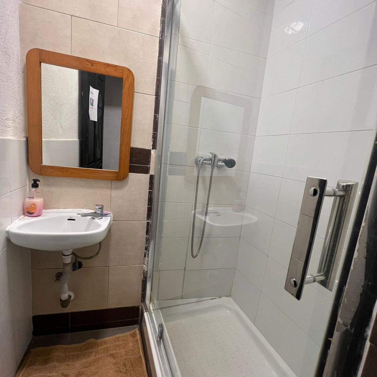 Hostal Milan Alicante Zewnętrze zdjęcie A shower cubicle