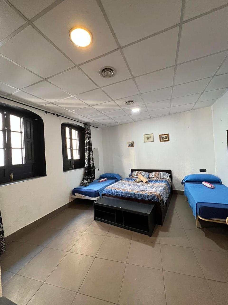 Hostal Milan Alicante Zewnętrze zdjęcie A room at the hostel