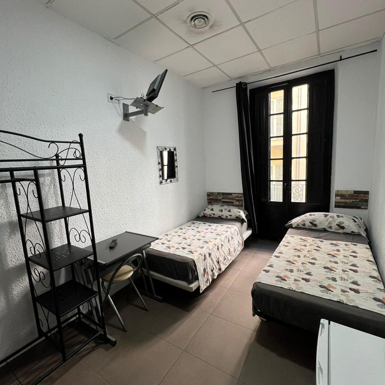 Hostal Milan Alicante Zewnętrze zdjęcie A typical hostel room in Spain