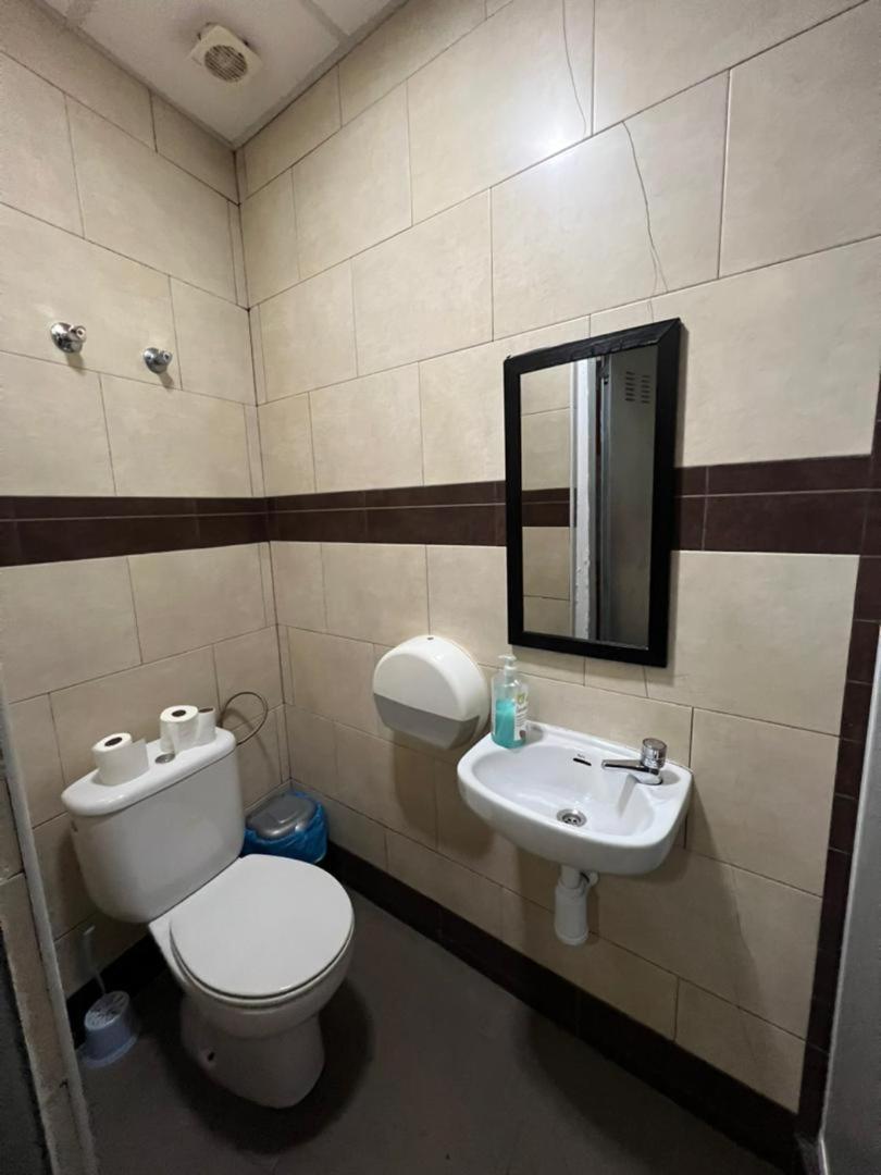 Hostal Milan Alicante Zewnętrze zdjęcie Bathroom in a hotel