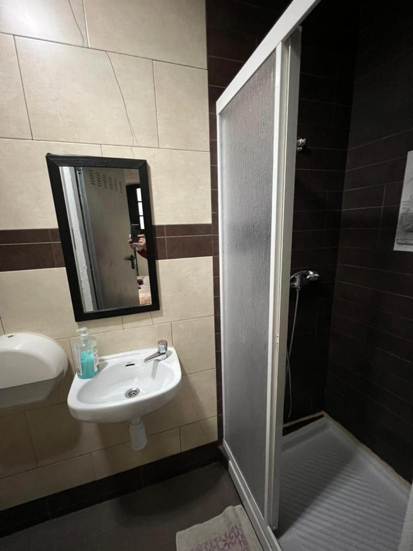 Hostal Milan Alicante Zewnętrze zdjęcie Bathroom in a hotel