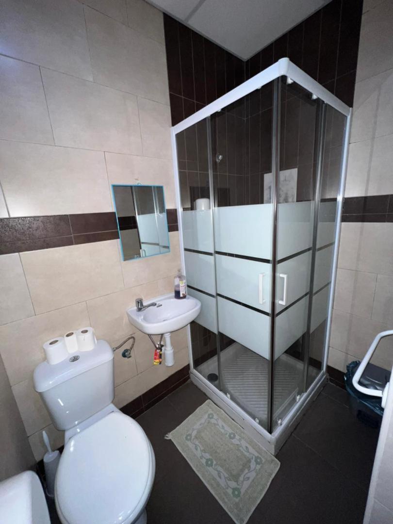 Hostal Milan Alicante Zewnętrze zdjęcie A shower cubicle