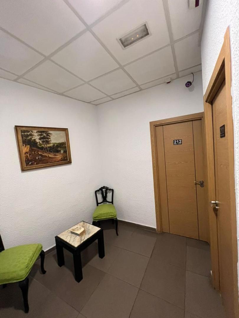 Hostal Milan Alicante Zewnętrze zdjęcie The waiting room of a doctor's office