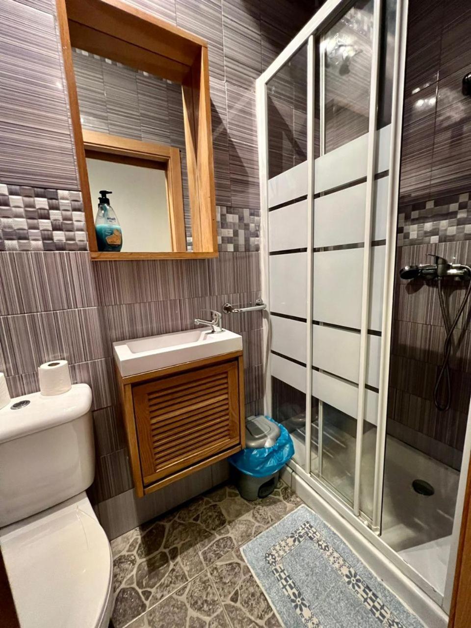 Hostal Milan Alicante Zewnętrze zdjęcie Bathroom with shower enclosure