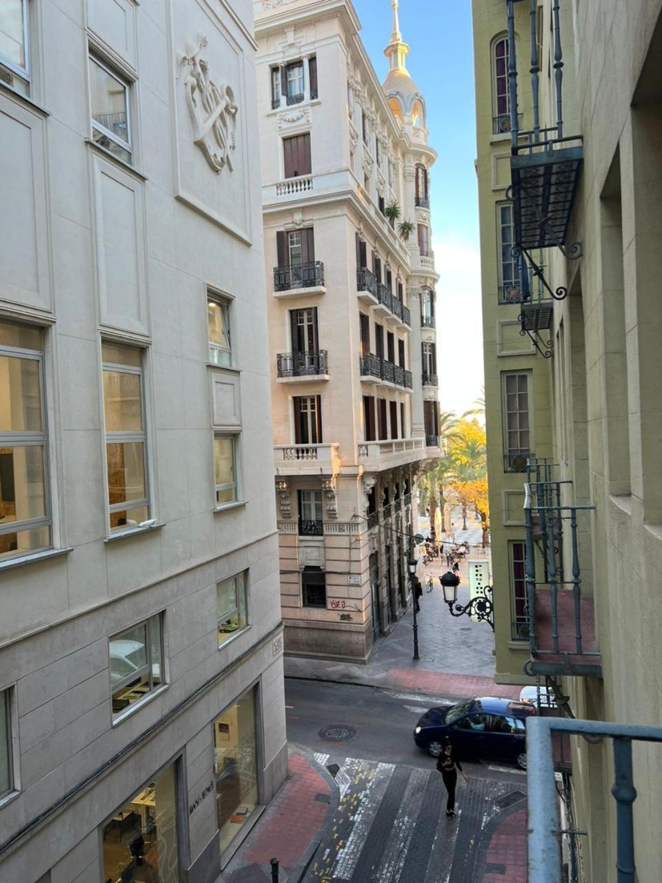Hostal Milan Alicante Zewnętrze zdjęcie The narrow streets of the quarter