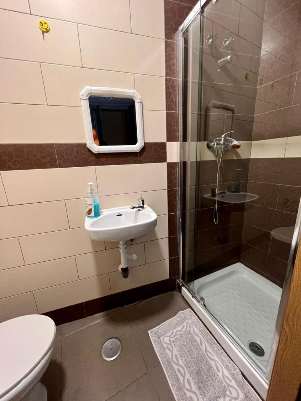 Hostal Milan Alicante Zewnętrze zdjęcie A shower cubicle
