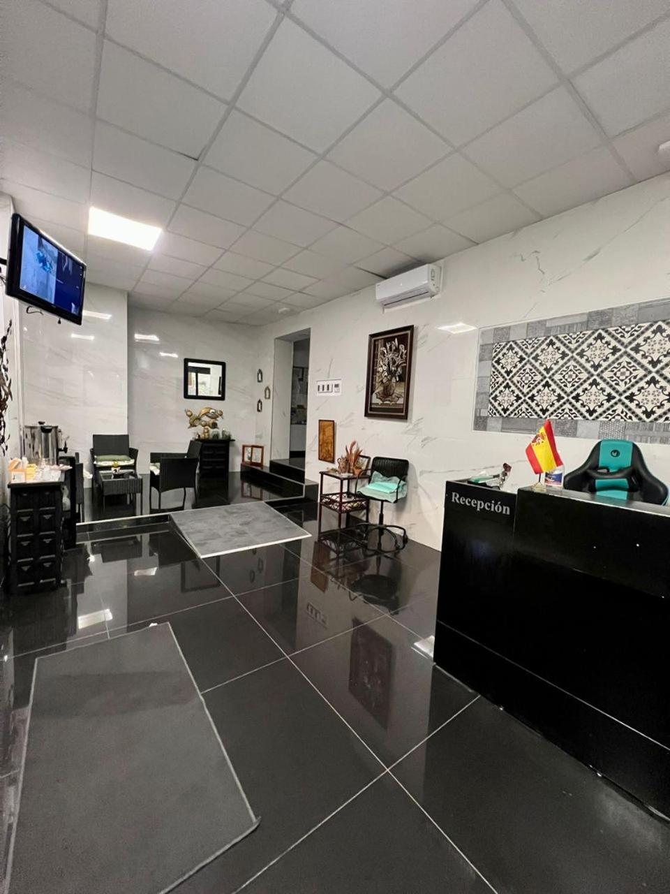 Hostal Milan Alicante Zewnętrze zdjęcie Reception area of the Embassy of Spain in Tirana