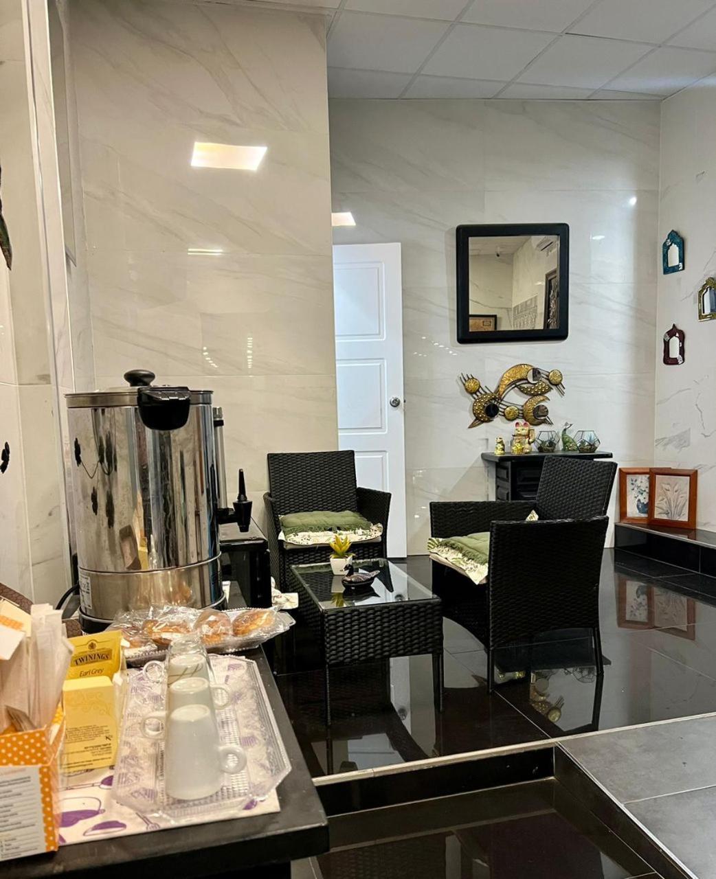 Hostal Milan Alicante Zewnętrze zdjęcie A coffee break