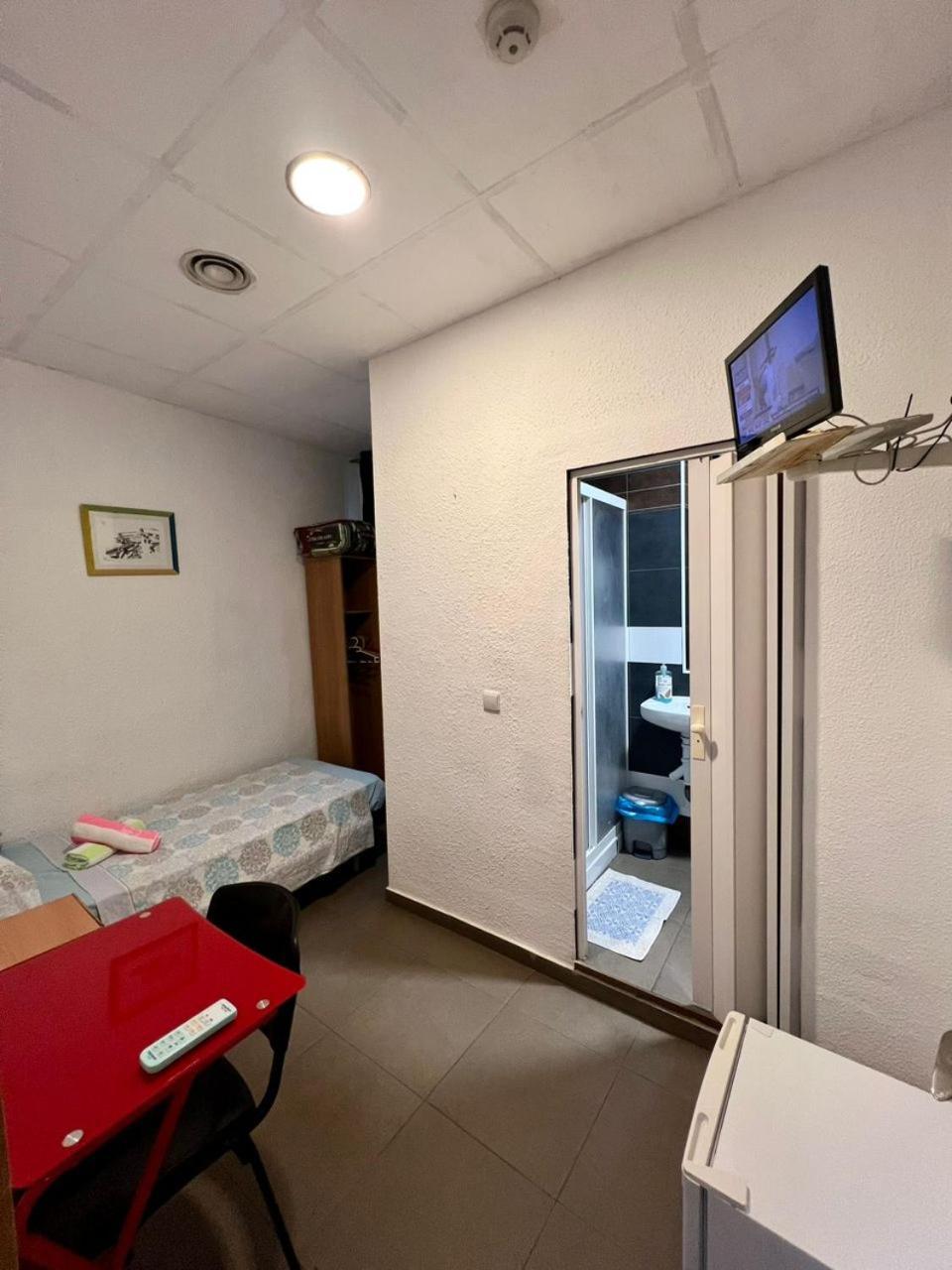 Hostal Milan Alicante Zewnętrze zdjęcie A room in a capsule hotel in Tokyo