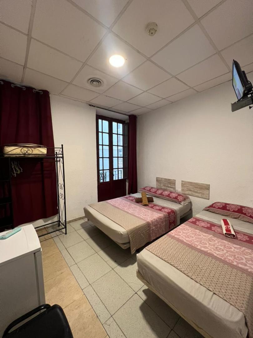 Hostal Milan Alicante Zewnętrze zdjęcie A room at the hotel