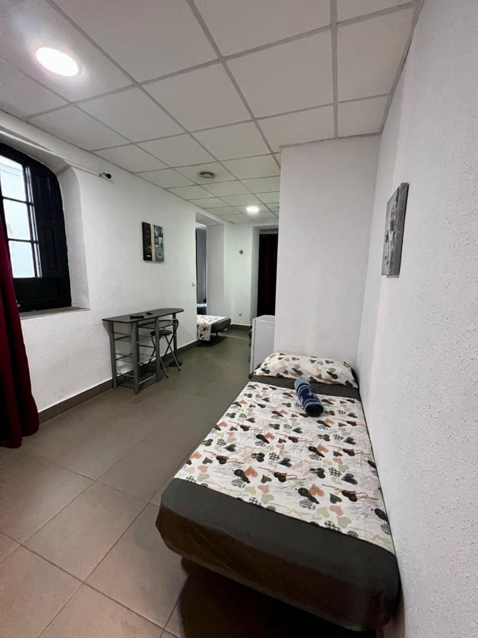 Hostal Milan Alicante Zewnętrze zdjęcie Hostel in Madrid, Spain