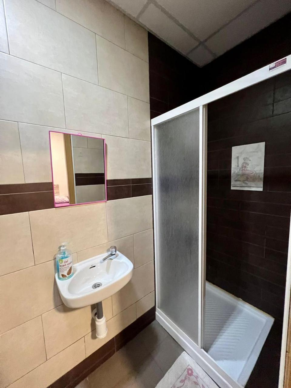 Hostal Milan Alicante Zewnętrze zdjęcie A shower cubicle