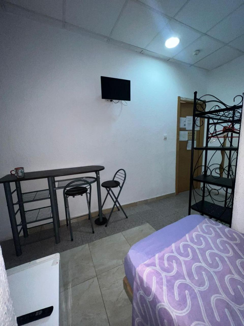 Hostal Milan Alicante Zewnętrze zdjęcie A room at the hostel