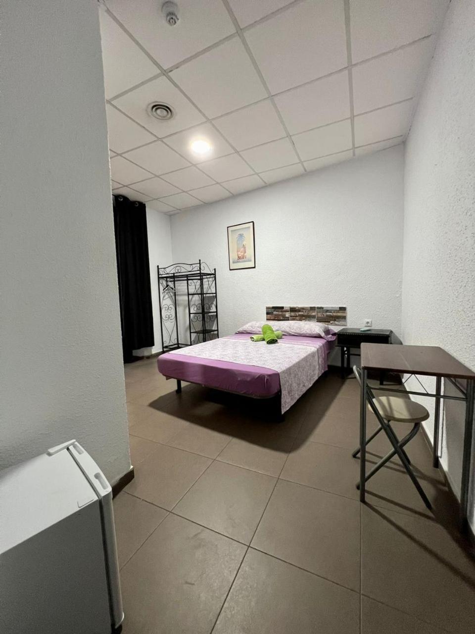Hostal Milan Alicante Zewnętrze zdjęcie A room in a youth hostel