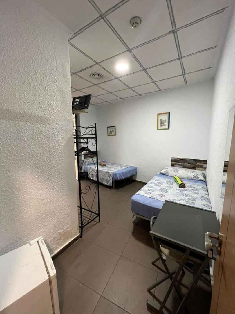Hostal Milan Alicante Zewnętrze zdjęcie A room at a love hotel in Tokyo