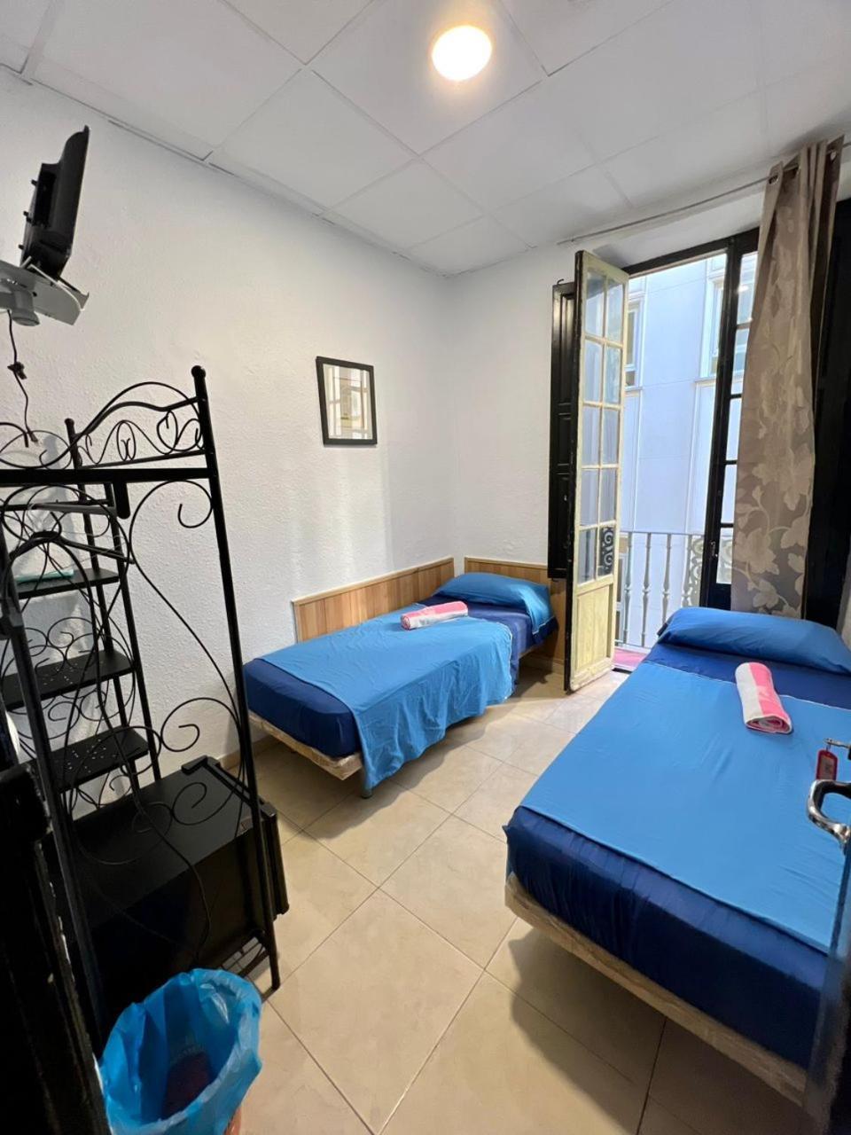 Hostal Milan Alicante Zewnętrze zdjęcie A typical room at the hostel