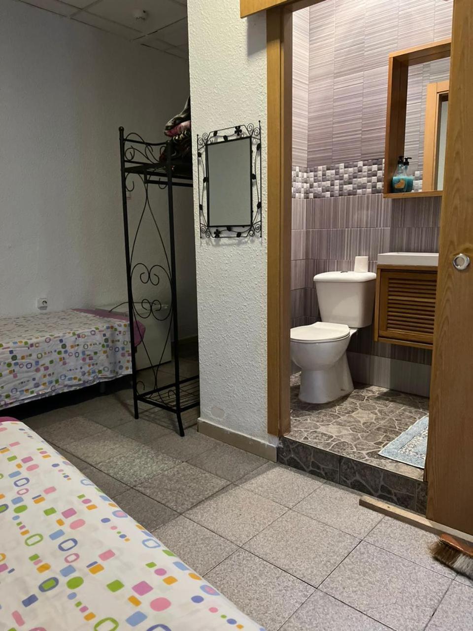Hostal Milan Alicante Zewnętrze zdjęcie A bathroom in a hostel