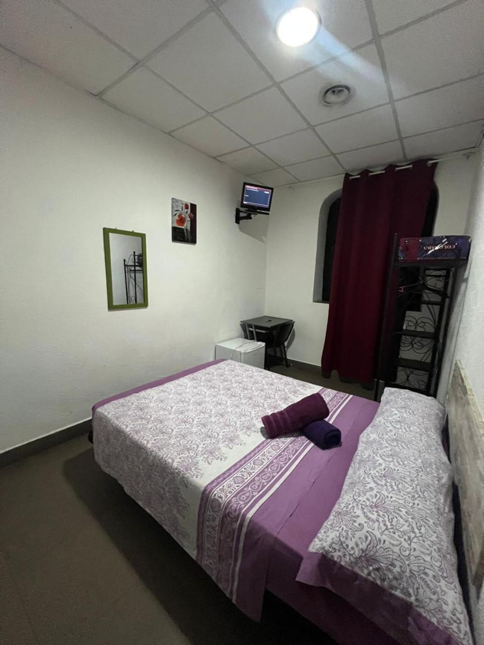 Hostal Milan Alicante Zewnętrze zdjęcie A typical room in a love hotel